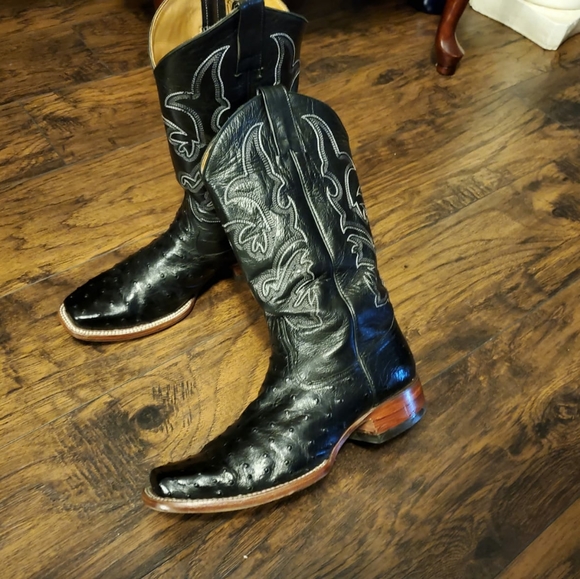 BOOTS - Picture 3 of 6